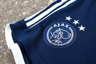 Door naar het donkerblauwe broekje. © Ajax Life