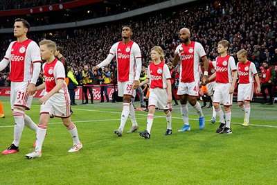 Daar loop je dan in het echte Ajaxshirt. Gaaf! © De Brouwer