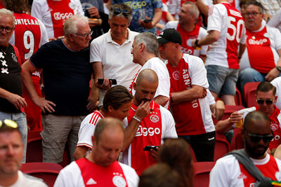 Zij zien hoe Noa Lang PSV naar de zege schiet. © De Brouwer