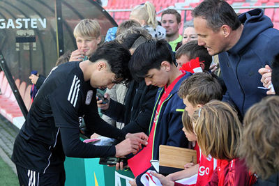 Bounida krabbelt, krabbelt en krabbelt. © SV Ajax