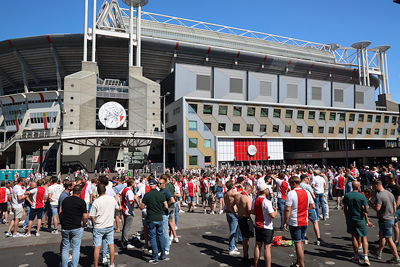 Vol goede moed arriveren we bij het stadion. © De Brouwer