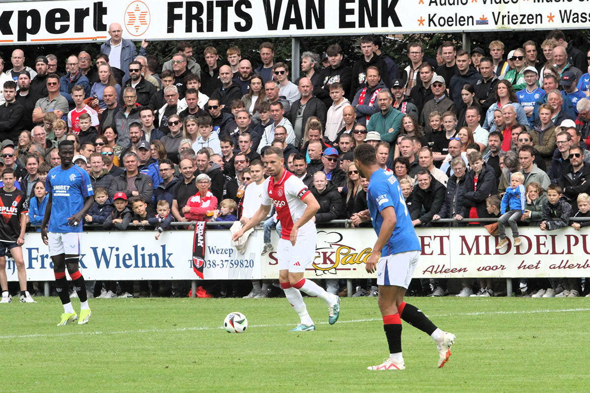 Ajax is (onwijs) oké in Wezep en de rest die doet ons niks!