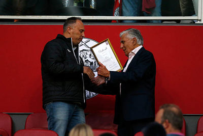 Swart wordt het elfde erelid van SV Ajax. © De Brouwer