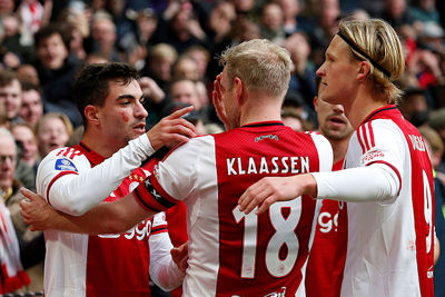 Rosa heeft het bloed van Klaassen op zijn wang na een botsing. © De Brouwer