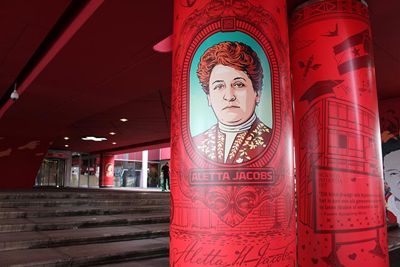 Overal hangen belangrijke portretten. © Ajax Life