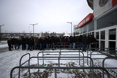 Door de poortjes richting de bussen. © De Brouwer