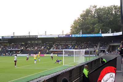 Godts gooit al invaller de wedstrijd in het slot. © De Brouwer