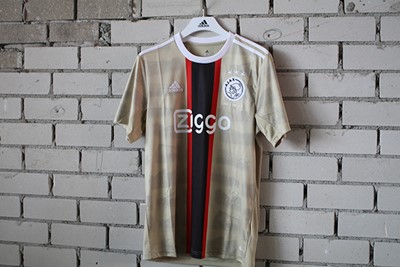 Dit is dan het derde shirt dat nu te koop is. © Ajax Life