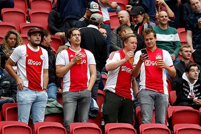 Ajax is ook met je maten een fijne dag hebben. © De Brouwer
