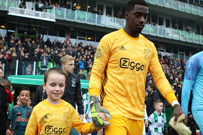 Onana was geblesseerd en dus mocht Varela keepen. © Ajax Kids Club
