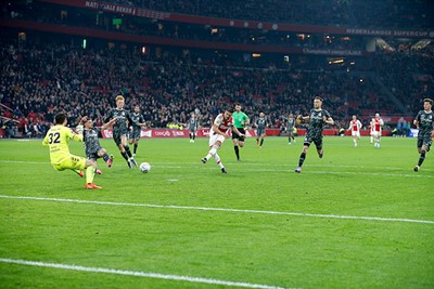 Tadic schiet Ajax naar een veilige 3-1-voorsprong. © De Brouwer