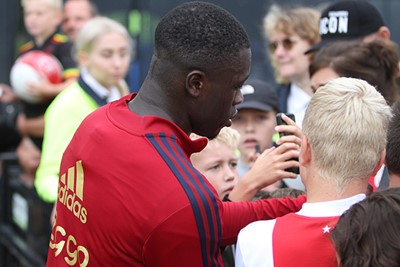Spelers kregen van de club een stift en gingen zo iedereen langs. © SV Ajax