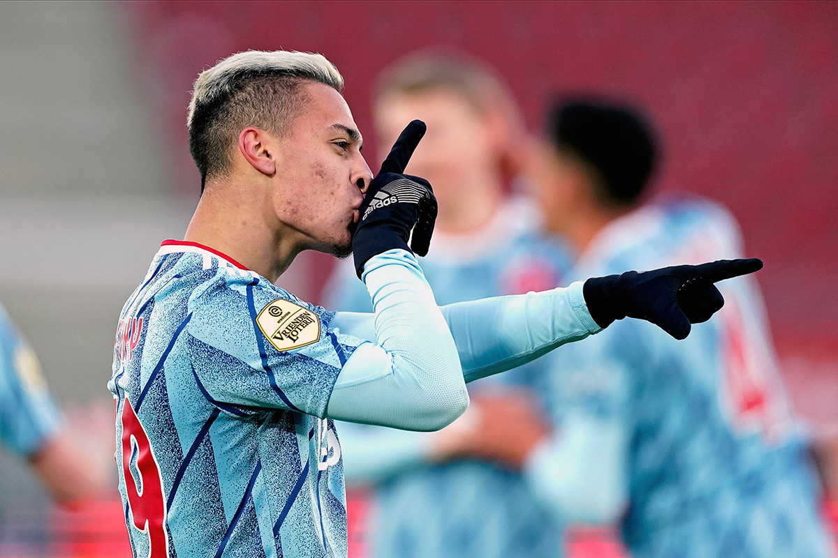 Antony vindt de verre hoek en… daar ligt een wallpaper!