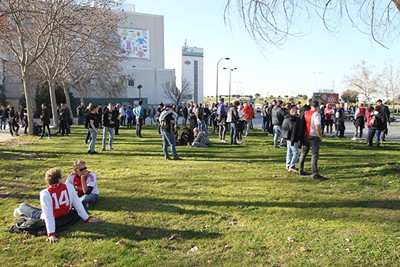 Rond de klok van 17.00 uur verzamelen de Ajacieden nabij het stadion. © Ajax Life
