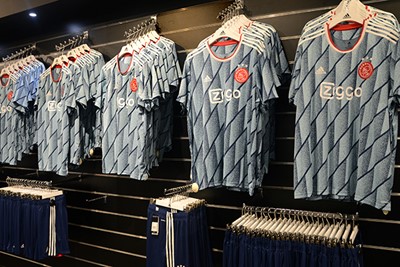 Hoeveel van deze shirtjes zijn donderdag al verkocht? © Ajax Life