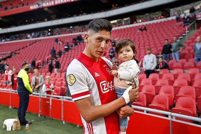 Eenmaal herenigd met zijn gezin, begint Álvarez steeds beter te voetballen. © AFC Ajax