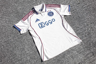 Dit is het nieuwe derde shirt van Ajax. Tof, hoor! © Ajax Life