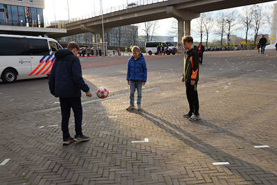 Een balletje trappen voor aanvang. Altijd een goed idee. © De Brouwer