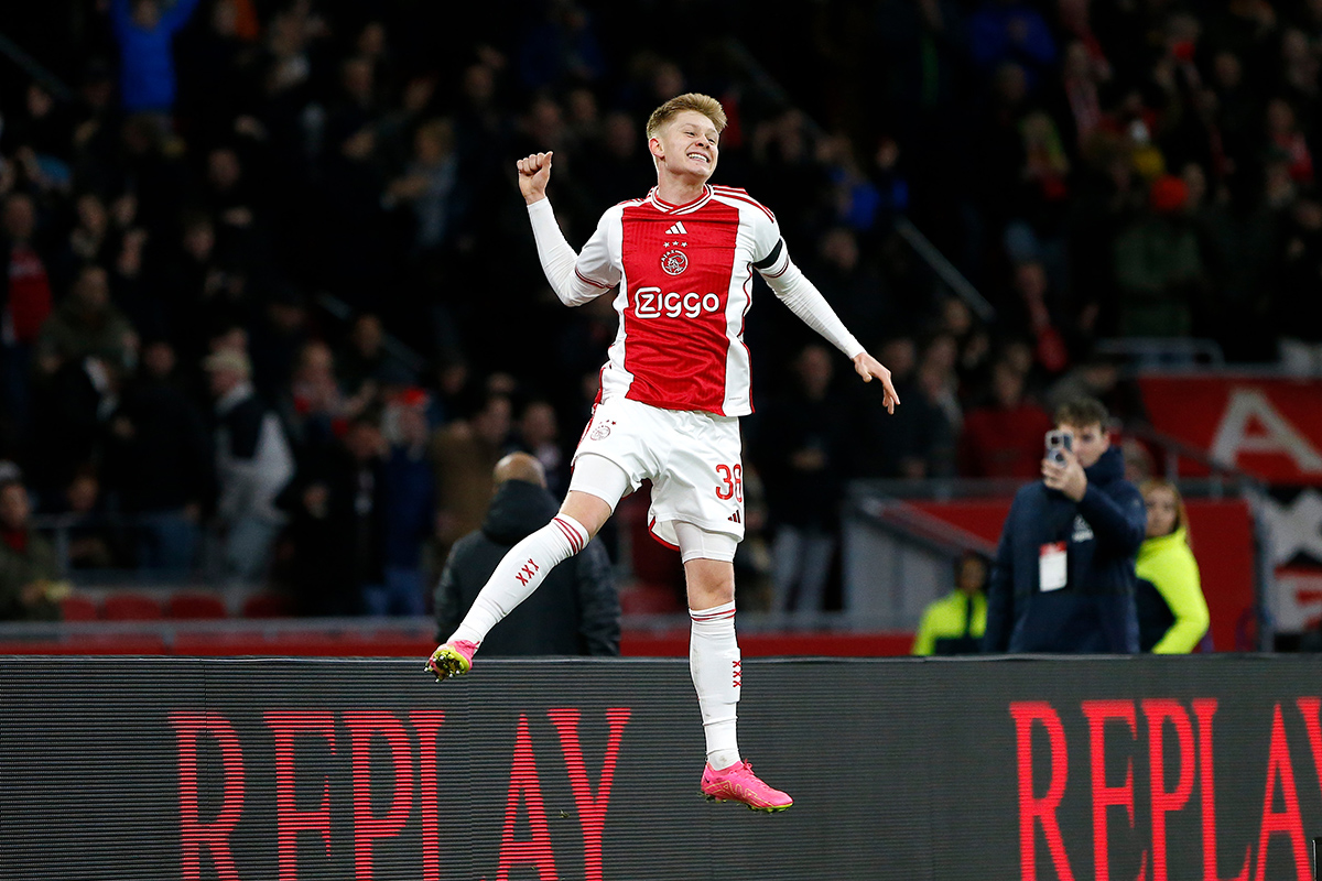 Mix van vrolijke en onwennige plaatjes in ons fotoverslag van Vitesse-thuis