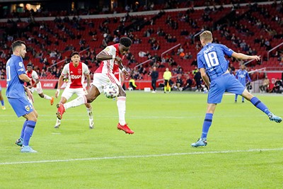 Af en toe krijgt Ajax haast bij toeval een grote kans, zoals hier. © De Brouwer