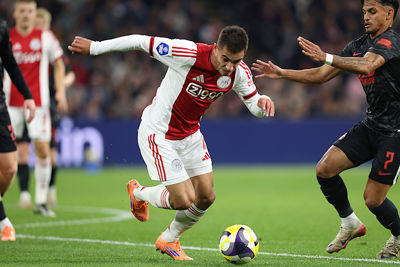 Rosa maakt een overtreding en Manschot wijst naar de stip. © De Brouwer