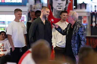 Paes richt zich ook met een woordje tot de aanwezige supporters. © Pro Shots