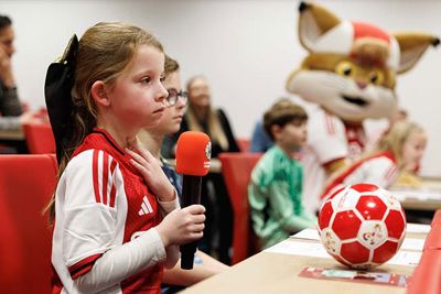 Zij wil Weghorst graag een filmpje van haar Ajaxslaapkamer laten zien. © Pro Shots