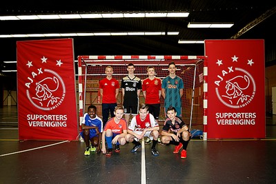 Natuurlijk zien we weer veel Ajaxshirts van alle seizoenen. © De Brouwer