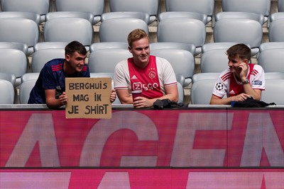 Berghuis had nog geen minuut gespeeld of er werd al om zijn shirt gevraagd. © Pro Shots