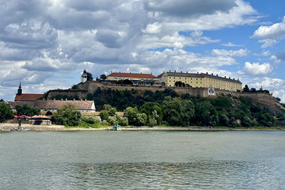 Als je oversteekt, kun je naar het Fort van Petrovaradin. © Ajax Life