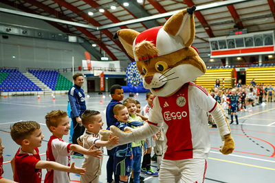 Lucky komt bij het uitdelen van high-fives poten tekort. © Pro Shots