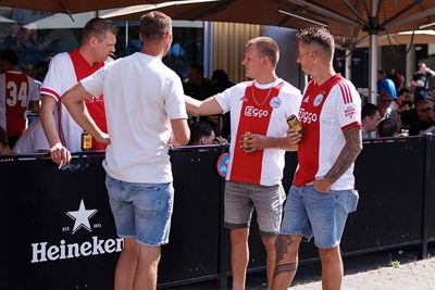 Korte broek en Ajaxshirtje aan. Dat kan niet zo vaak. © Pro Shots