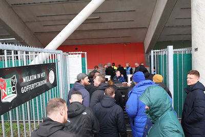 We zien dikke jassen. Met een reden, want het is koud! © De Brouwer