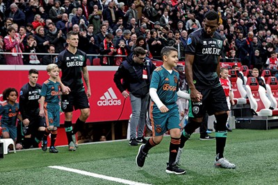 Mascottes Ajax Kids Club in uittenue bij Ajax - Ado Den Haag