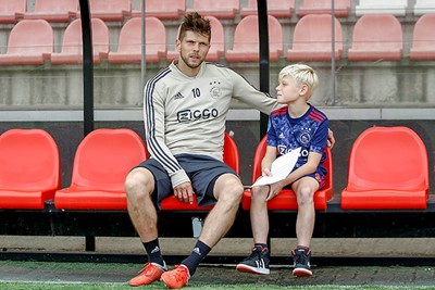 Ook voor onze leden van de Ajax Kids Club had Klaas tijd. © Pro Shots