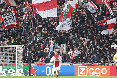 Op de tribunes overheerst chagrijn en frustratie. © De Brouwer