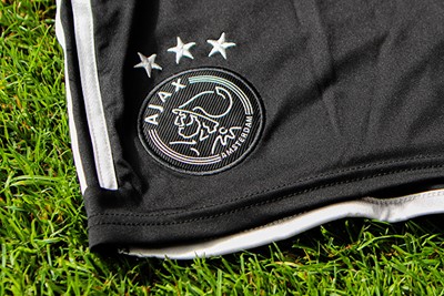 Het clublogo op de broek. © Ajax Life