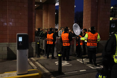 Met de bordjes ‘stop’ en ‘go’ worden we mondjesmaat toegelaten. © De Brouwer