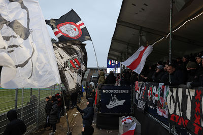 We zien in de vrieskou hoe een tiental van Telstar nog twee keer scoort. © De Brouwer