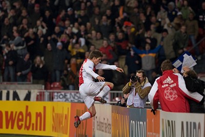 Huntelaar viert zijn doeltreffende omhaal in de beker tegen Roda JC. © AFC Ajax
