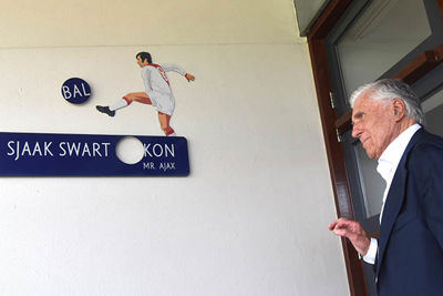 Wie heeft er nou een eigen balkon? Nou, Swart dus! © SV Ajax