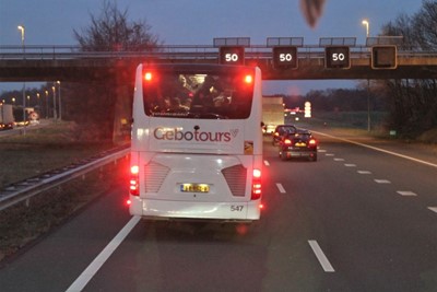 Ook de supportersbussen zijn goed onderweg. © Ajax Life