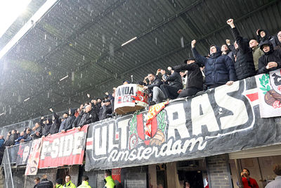 Het weer is net zo troosteloos als het spel van Ajax. © De Brouwer