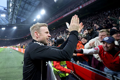 Klaassen rent in zijn trainingsjas het veld over om het feestje mee te vieren. © De Brouwer