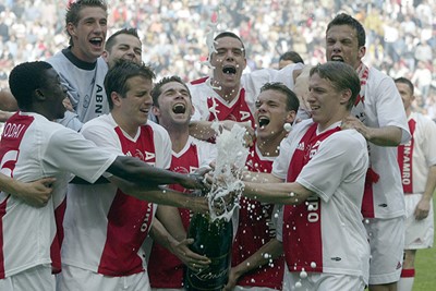 2003/04: Feestje is mooi, shirt met doorbroken baan niet. © AFC Ajax