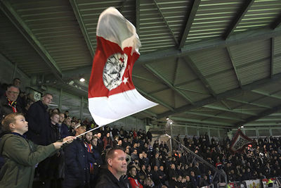 Een stukje vlaggenwerk naar de mensen toe. © De Brouwer