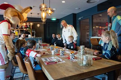 Lekker samen knutselen in Lucky’s woonkamer. © Pro Shots