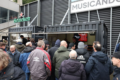 Natje, droogje en dan de tribune op. © De Brouwer