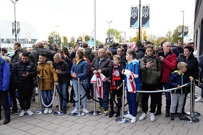 De spelersbus van Ajax blijft een soort magneet voor veel mensen. © Pro Shots