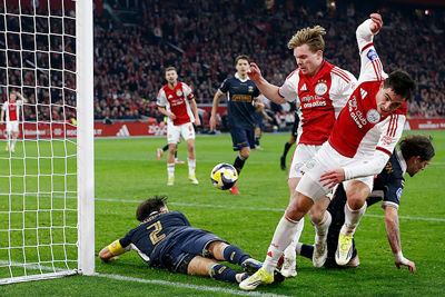 Rosa raakt de paal, maar niet de netten. © De Brouwer